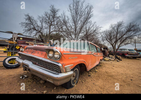 Alte Quecksilber Pendler Auto auf der Route 66 in Arizona Stockfoto