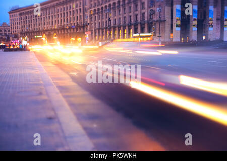 Nacht Stadt Straße mit herannahende Autos auf der Straße, in der Nähe von Asphalt Ebene Stockfoto