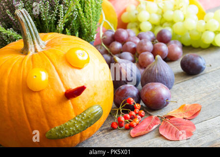 Herbst Kürbis spaß Hintergrund mit bunten Blätter und Früchte und Gemüse Stockfoto