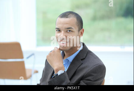 Closeup. Portrait von erfolgreichen jungen Geschäftsmann auf Hintergrund. Stockfoto