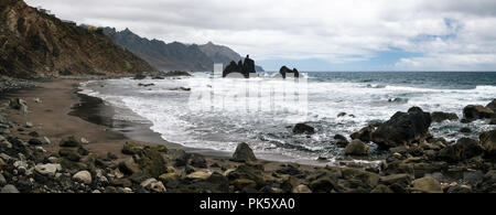 Panoramablick auf benijo Strand mit großen Wellen, schwarzer Sand und Felsen an der Nordküste der Insel Teneriffa, Spanien Stockfoto