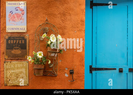 Bunte Fassade eines Crab Cafe Shop in Cornwall. Stockfoto