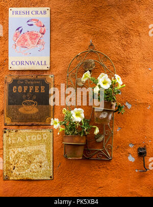 Bunte Fassade eines Crab Cafe Shop in Cornwall. Stockfoto