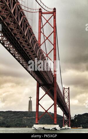 Lissabon, Portugal - Juni 1, 2018: die Ufer des Flusses Tejo in Lissabon im Frühjahr an einem bewölkten Tag. Schöne Brücke des 25. April Struktur. Stockfoto