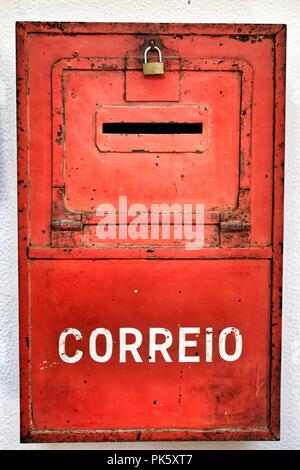 Bunt metallic mail box in roter Farbe an der Wand mit alter Lackierung in Lissabon. Mail Wort geschrieben. Stockfoto