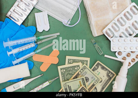 Medizinische Gegenstände und Geld auf den Tisch. Ansicht von oben. Stockfoto