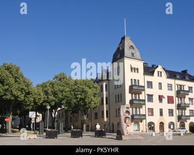Esplanaden einer von Bäumen gesäumten Promenade im Zentrum von Mariestad, einer malerischen Stadt am Ufer des Vänern der größte See in Schweden von hamngatan gesehen Stockfoto