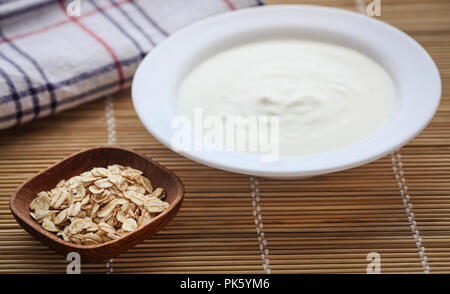 Nahaufnahme von frischen Joghurt mit Haferflocken, ein gesundes Frühstück Stockfoto