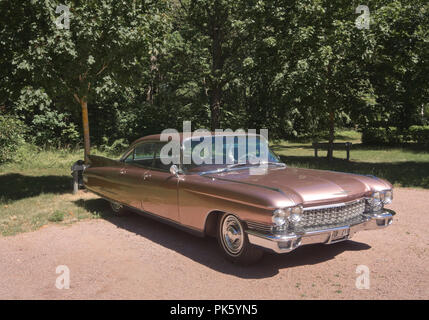 Metallischer Rosa Cadillac Fleetwood in Schweden Karlsborg geparkt Stockfoto