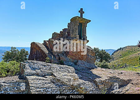 Der Bildstock (alminhas in Portugiesisch) in Mount St. Gabriel, in der Nähe von Castelo Melhor, Portugal. Sie sind kleine Hütten mit einem religiösen Bild platziert Stockfoto