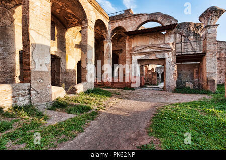 Rom Reich street view im Serapide s Mietshaus mit der Serapide s Heiligtum in der Nähe der Zugang an den sieben Weisen s Spa Stockfoto