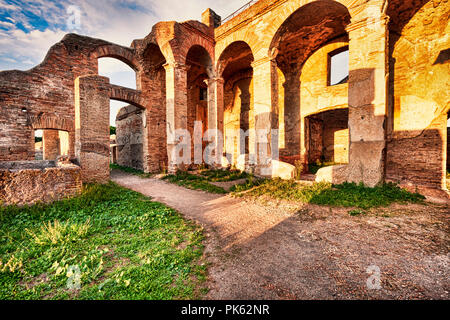 Die römischen Ruinen von Ostia Antica mit Blick auf die Arkaden und Geschäfte im Block Serapide - Rom Stockfoto