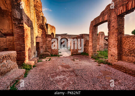 Römische Ruinen s Street View von Sieben Weisen Spa im Antiken Ostia - Rom Stockfoto