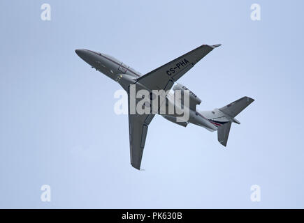 Eine Embraer EMB 505 Phenom 300 klettert heraus vom Flughafen Inverness in den schottischen Highlands. Stockfoto