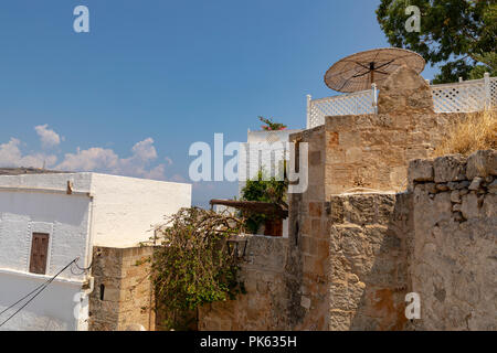 Lindos, Griechenland - August 5, 2018: Architektur des historischen Akropolis von Lindos auf der griechischen Insel Rhodos in Griechenland, mit Touristen zu Fuß aro Stockfoto