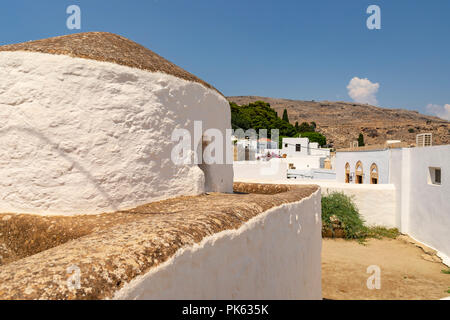 Lindos, Griechenland - August 5, 2018: Architektur des historischen Akropolis von Lindos auf der griechischen Insel Rhodos in Griechenland, mit Touristen zu Fuß aro Stockfoto