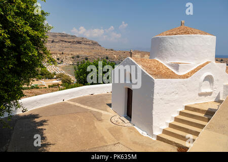 Lindos, Griechenland - August 5, 2018: Architektur des historischen Akropolis von Lindos auf der griechischen Insel Rhodos in Griechenland, mit Touristen zu Fuß aro Stockfoto