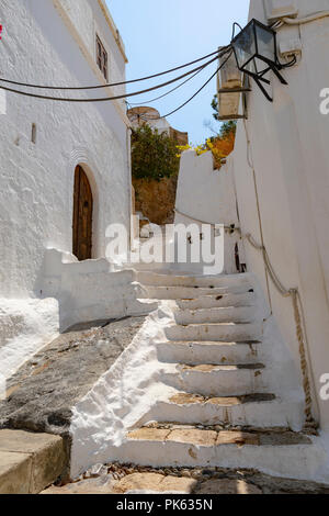 Lindos, Griechenland - August 5, 2018: Blick auf die Straße von der Treppe in die historische Akropolis von Lindos auf der griechischen Insel Rhodos in Griechenland. Stockfoto