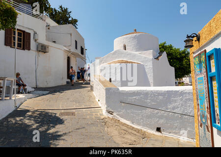 Lindos, Griechenland - August 5, 2018: Street View des historischen Akropolis von Lindos auf der griechischen Insel Rhodos in Griechenland, mit Touristen zu Fuß d Stockfoto