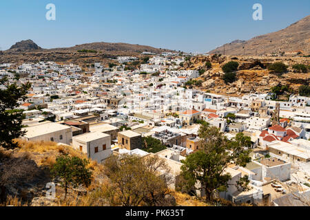 Lindos, Griechenland - August 5, 2018: Blick auf die Akropolis von Lindos, die auf der griechischen Insel Rhodos in Griechenland. Stockfoto