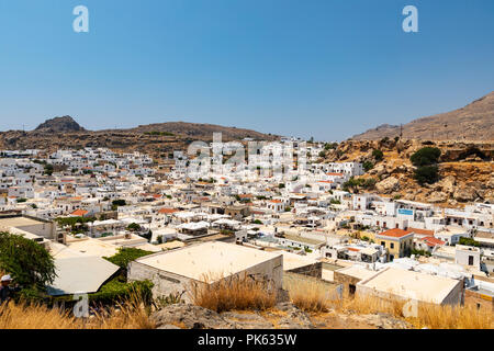 Lindos, Griechenland - August 5, 2018: Blick auf die Akropolis von Lindos, die auf der griechischen Insel Rhodos in Griechenland. Stockfoto