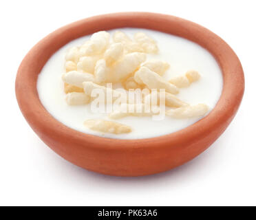 Frische Milch in einem Ton mit Puffreis auf weißem Hintergrund Stockfoto