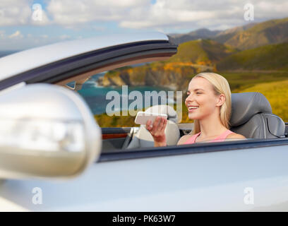 Frau Aufnahme Voice auf dem Smartphone im Auto Stockfoto