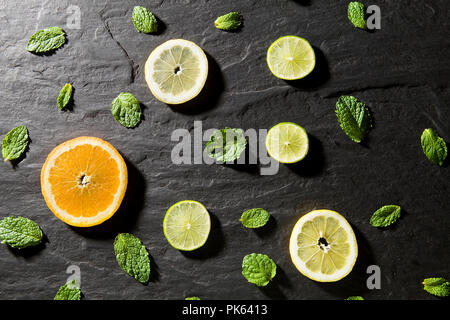 Kalk Hintergrund. Limes mit Blättern und Eis. Auf dem Tisch aus Stein. Freier Platz für Text. Ansicht von oben Stockfoto
