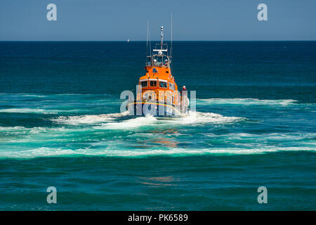 RNLI Live Demonstration, Charlestown, Cornwall, UK, 22.07.2018. St Austell Coastgaurd und RNLI führen Sie eine live Demonstration eines emegerncy casusa Stockfoto