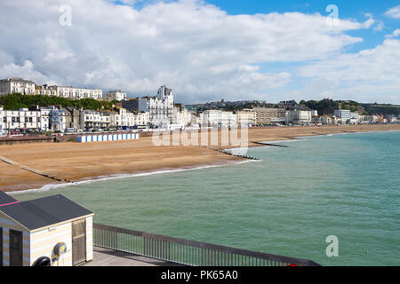 Hastings Stadt und leerer Strand, östlich sussex vom hastings Pier, großbritannien Stockfoto