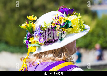 Morris Tänzerin, Mitglied des Fleur de Lys morris Seite mit bunten hat bei der Folk Festival Swanage, Dorset Großbritannien auf einem schönen warmen sonnigen Tag im September Stockfoto