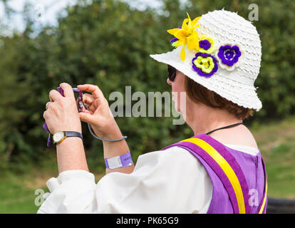 Morris Tänzerin, Mitglied des Fleur de Lys morris Seite ein Foto an der Swanage Folk Festival, Dorset Großbritannien auf einem schönen warmen sonnigen Tag im September Stockfoto