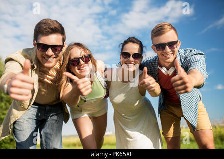 Happy teenage Freunde zeigen Daumen hoch im Sommer Stockfoto