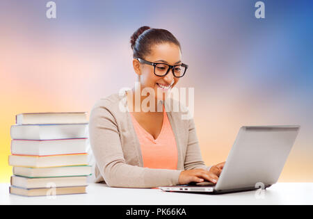 Afrikanische Schüler Mädchen mit Laptop und Bücher Stockfoto