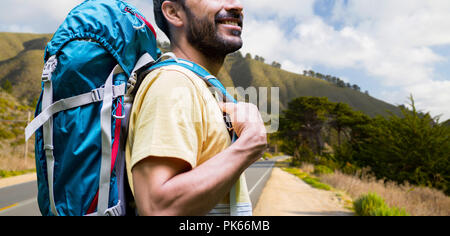 Nahaufnahme der Mann mit Rucksack über Big Sur Hills Stockfoto