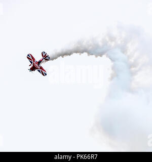 Reich Goodwin Drehungen und Wendungen über den Himmel in seiner hoch modifizierten Pitts Special S2S Doppeldecker bei einer Anzeige Stockfoto