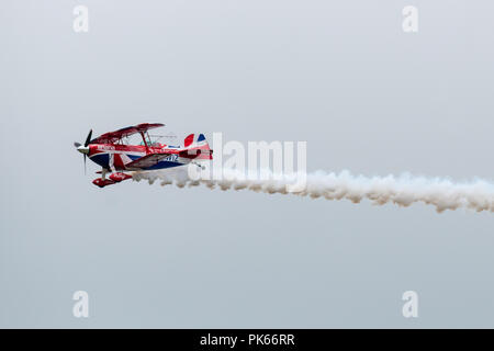 Einen seltenen Moment der Ebene Flug für Reiche Goodwin während seiner aerobatic Display in seiner hoch modifizierten Pitts Special S2S Doppeldecker. Stockfoto