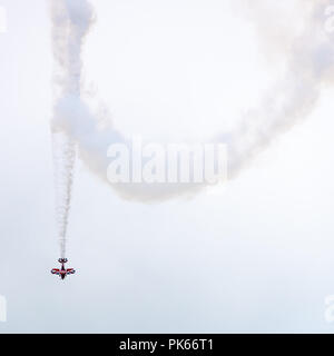 Zeichnung Muster in den Himmel, ein sehr wendig Pitts Special S2S Doppeldecker stürzt zu Boden Stockfoto