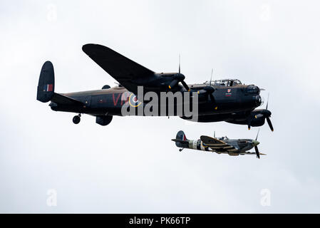 Lancaster PA 474 der Schlacht um England Memorial Flight Nr. 50 Squadron VN-T Stadt Lincoln Aufkleber zusammen mit einem begleitenden Spitfire Stockfoto