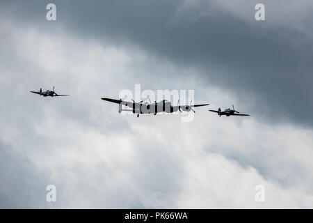 Ein Avro Lancaster (PA 474), begleitet von einem Hawker Hurricane und die Supermarine Spitfire Stockfoto