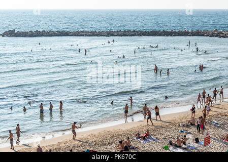 Israel, Tel Aviv - 10. September 2018: beachgoers von oben gesehen Stockfoto