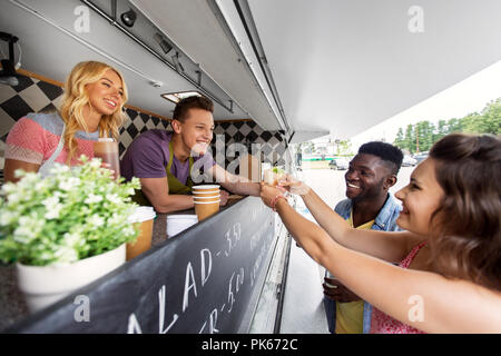 Verkäufer burger geben dem Kunden auf Essen Lkw Stockfoto