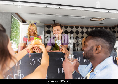 Glückliche Kunden burger kaufen an Essen Lkw Stockfoto