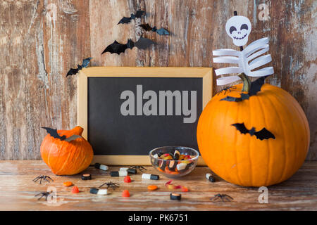 Leere Schiefertafel und Halloween Dekorationen Stockfoto