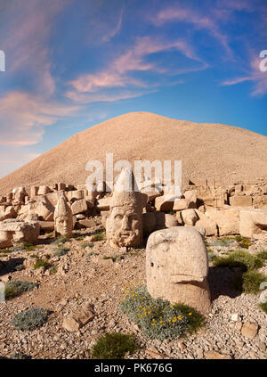 Statue Leiter von Links, Apollo, Herekles & Adler vor der 62 v. Chr. königliche Grab von König Antiochos I Theos von Kommagene, West Terrasse, Berg Nemrut Stockfoto