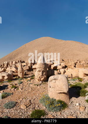 Statue Leiter von Links, Apollo, Herekles & Adler vor der 62 v. Chr. königliche Grab von König Antiochos I Theos von Kommagene, West Terrasse, Berg Nemrut Stockfoto