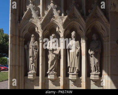 Skara Kathedrale im gotischen Stil aus dem 13. Jahrhundert ist ein bischöfe Sitz im schwedischen Skara, die Propheten des Alten Testaments durch den Eingang dargestellt Stockfoto