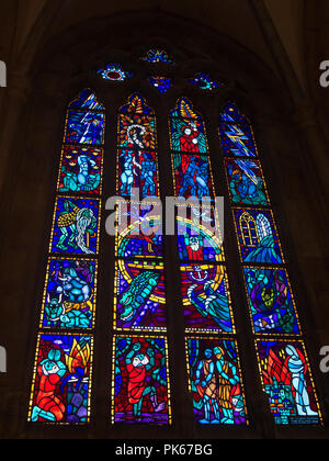 Skara Kathedrale im gotischen Stil aus dem 13. Jahrhundert ist ein bischöfe Sitz im schwedischen Skara, NACH DEM ZWEITEN WELTKRIEG Glasfenster des Künstlers Bo Beskow Stockfoto