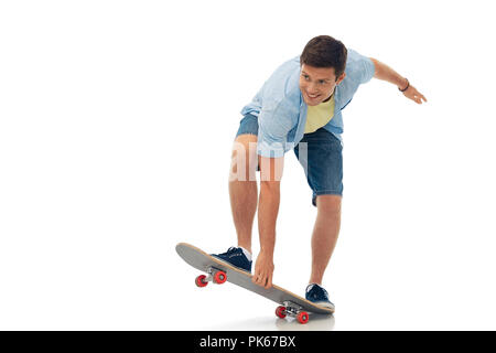 Lächelnden jungen Mann, Skateboard über Weiß Stockfoto