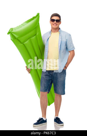 Mann in Sonnenbrille mit aufblasbaren pool Matratze Stockfoto
